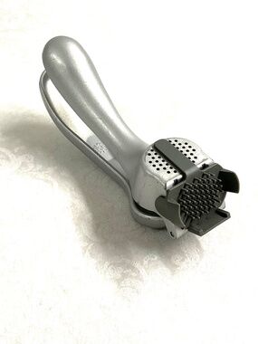 Pampered Chef Garlic Press w/ cleaning tool